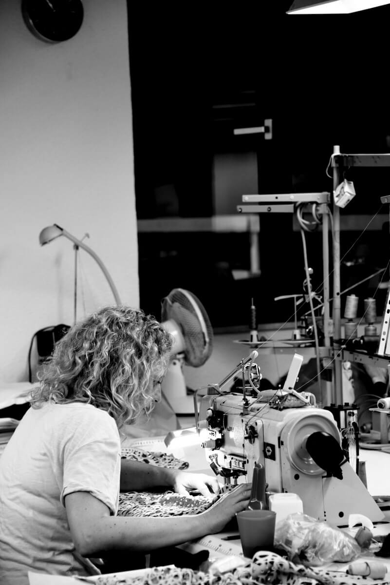 naeherin-in-ledermanufaktur-2