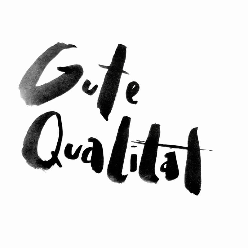 Erfahrt, welche Arbeitsschritte notwendig sind, damit ein Wunschleder Turnbeutel entsteht. Werft einen Blick hinter die Kulissen unserer Produktion! Handlettering 