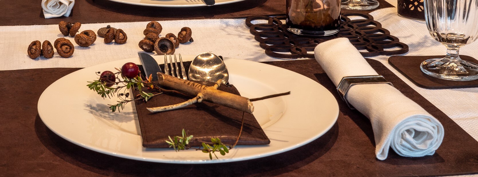 Herbstliche Tischdekoration mit Naturmaterialien, Wunschleder