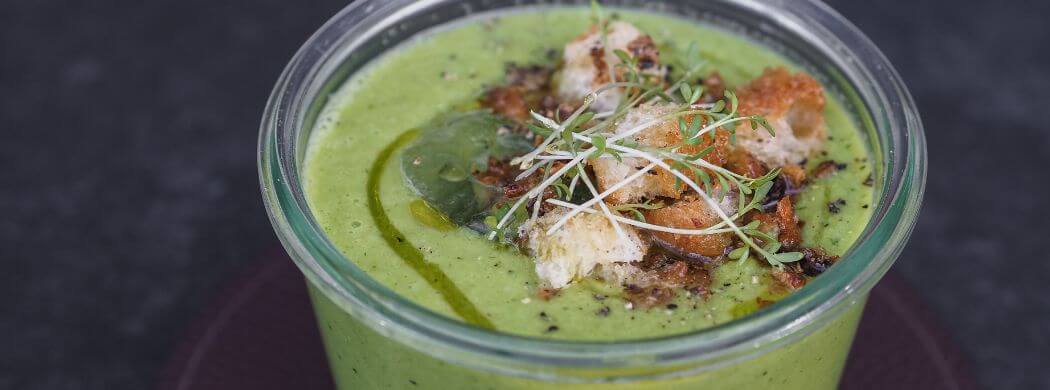Grüne Gazpacho | Microgreens | Olivenöl | Tischset | Wunschleder