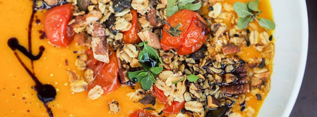 geröstete Kürbissuppe | salziges Granola | Ofentomaten | Kürbis | Herbst | Suppe | gebackener Kürbis| Wunschleder