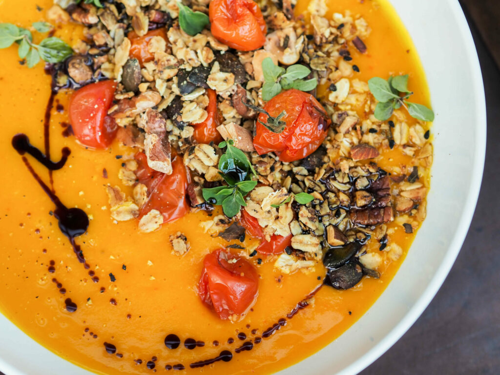 geröstete Kürbissuppe | salziges Granola | Ofentomaten | Kürbis | Herbst | Suppe | gebackener Kürbis