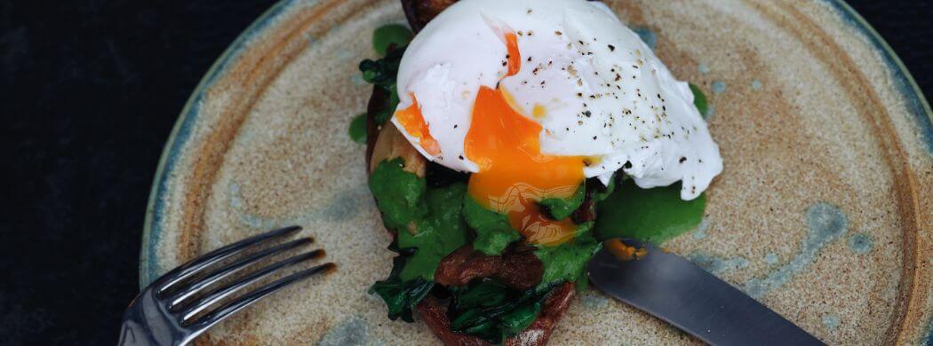 konfierte Pilze, Brekkiesandwich, Sandwich, pochiertes Ei, Brunch, Frühstück, Wunschleder