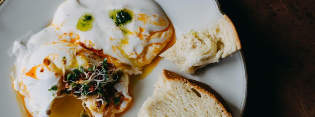 Cilbir, pochierte Eier, griechischer Joghurt, Frühstück, Wunschleder