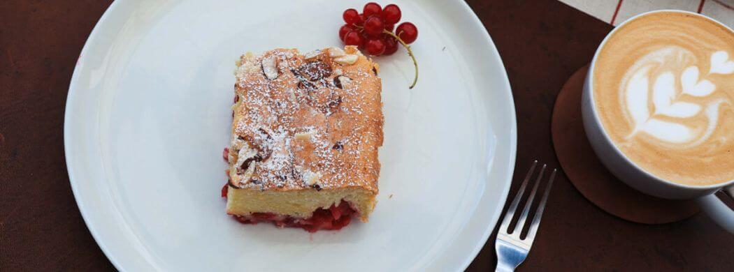 Buttermilchkuchen, Beeren, Johannisbeeren, Kaffee, Cappuccino, Latte Art, Wunschleder