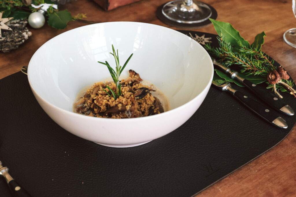 gebratener Bulgur, Pilze, vegetarisches Weihnachtsmenü, Weihnachtsdekoration