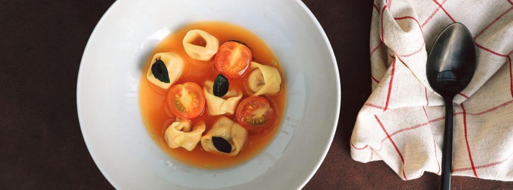 Ricotta Tortellini, Tomatenravioli, Tomatenbrühe, Wunschleder