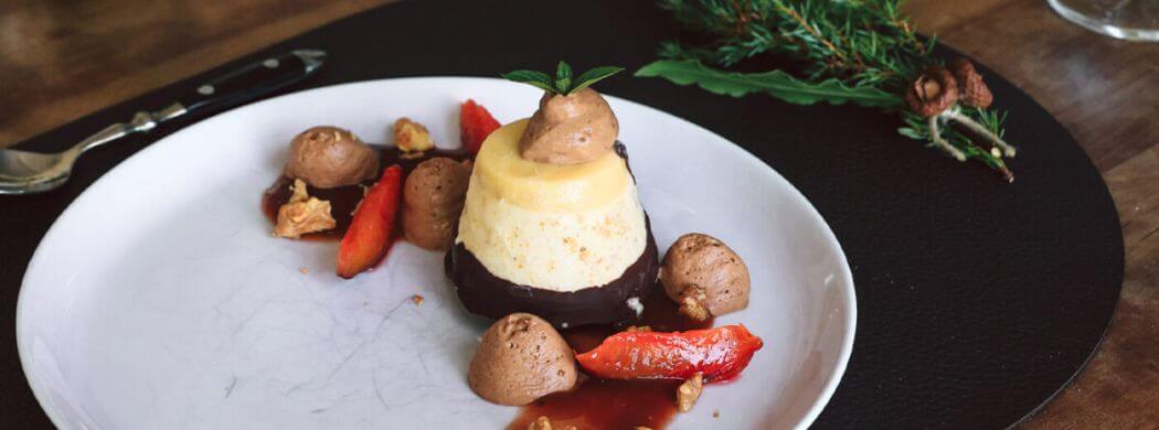 Walnussparfait, Zwetschgen, Mousse au Chocolat, Nachtisch, Dessert für Weihnachten, Wunschleder