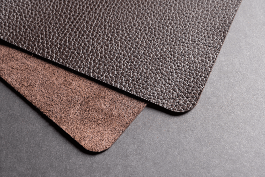 Robuste und rutschfeste Leder-Schreibtischauflage auf glatter Holzplatte – funktional und elegant, Wunschleder