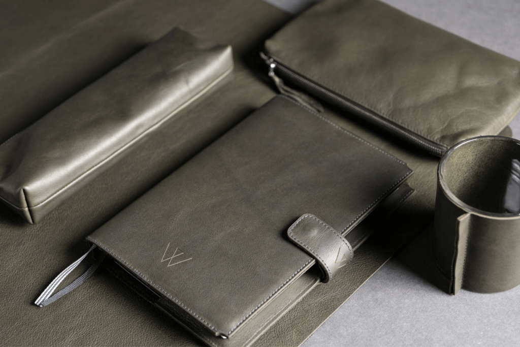 Hochwertige Schreibtischunterlage aus glattem Rindleder – perfekt für sauberes Schreiben mit Stift und Papier, Wunschleder