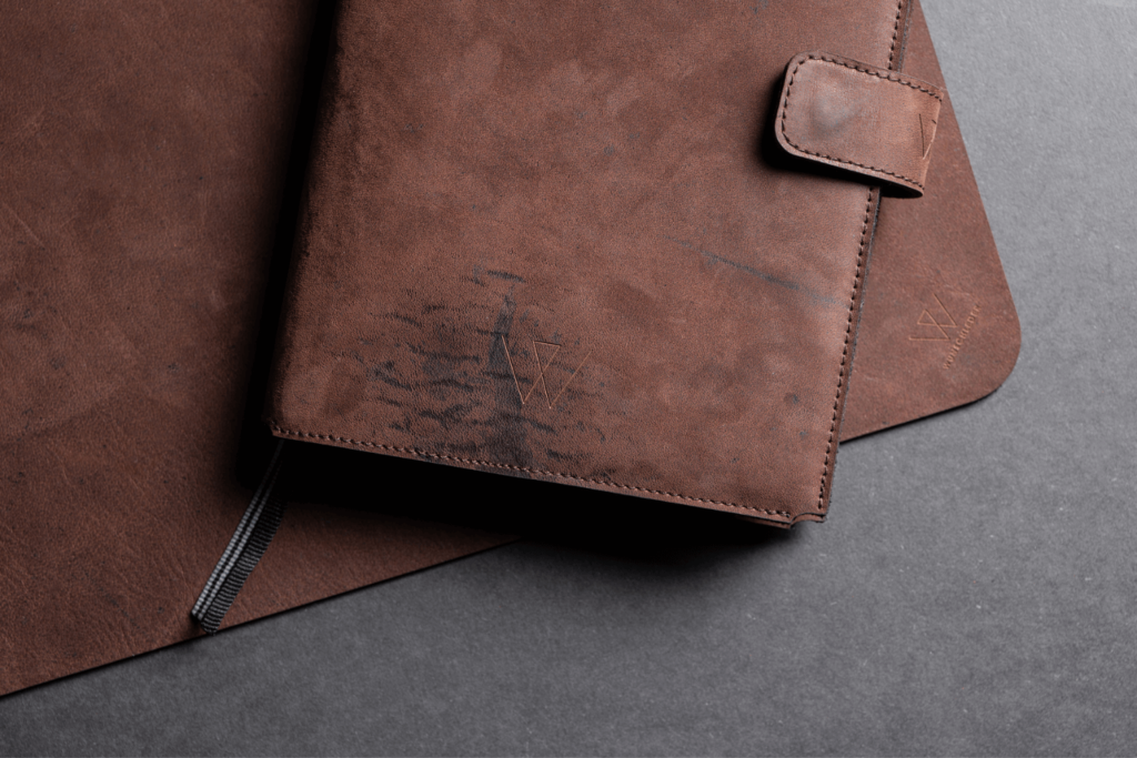 Schreibtischunterlage aus Bio-Pferdeleder mit natürlicher Patina – individuelles Design für Designliebhaber, Wunschleder