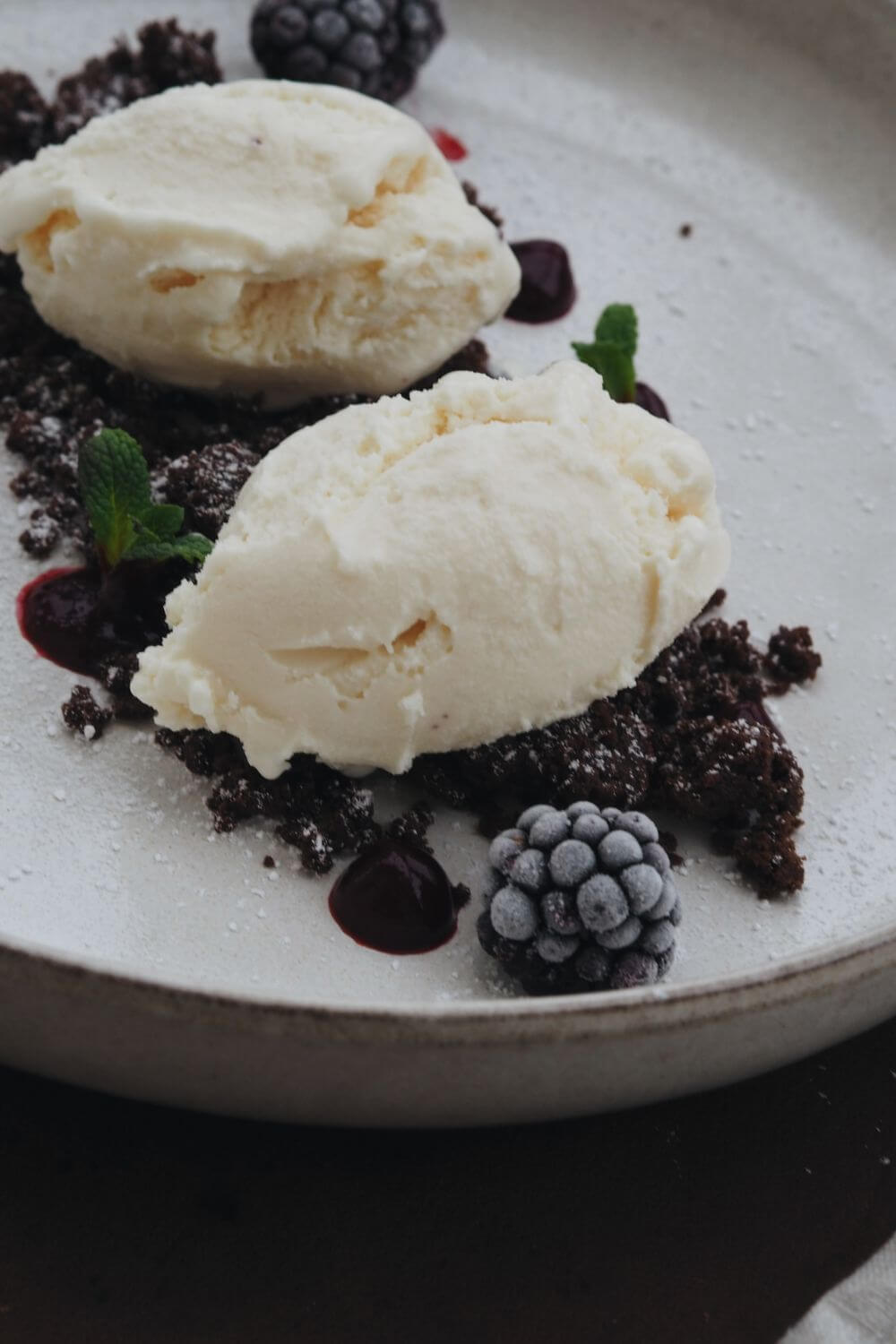 Vanilleeis, Schokostreusel, Brombeeren