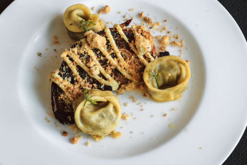 Link zum Rezept Geschmorter Spitzkohl mit Pilzravioli