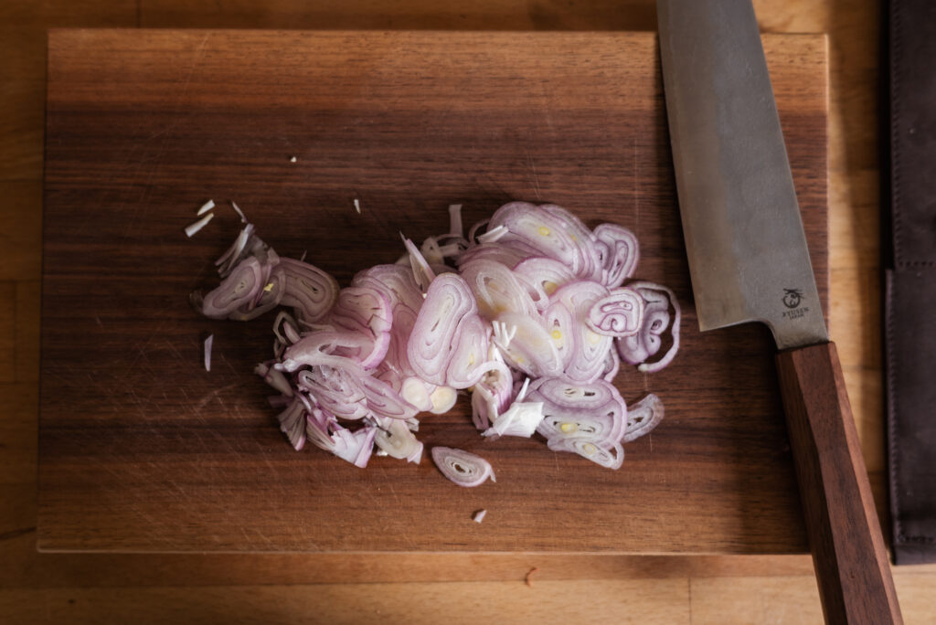 Schalotten, Schalotten schneiden, scharfes Messer, Messertasche