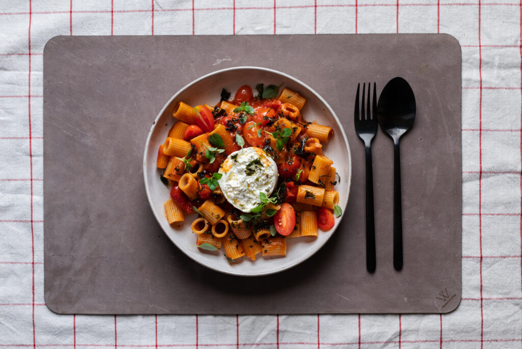 Caprese Giapponese, Pasta mit Misotomatensauce und Burrata, Furikake