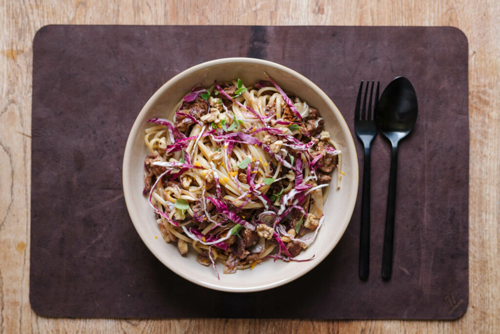 Pasta mit Radicchio, Orangen, Walnuss und Salsiccia