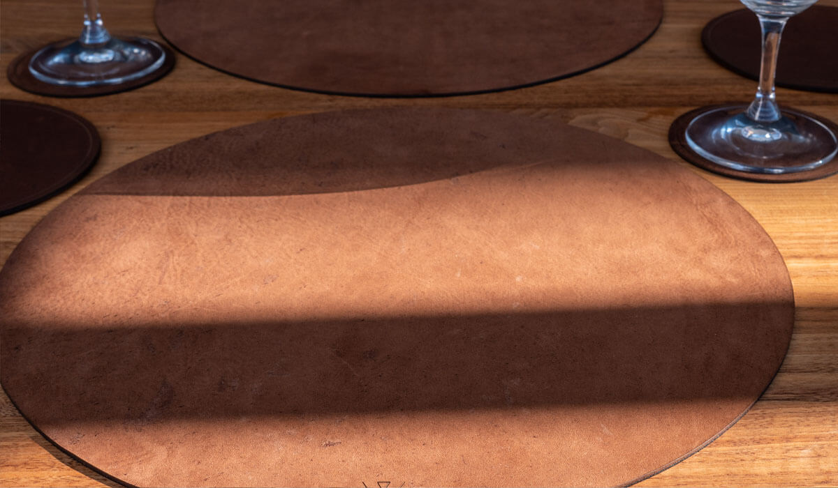 Gestalte eine hochwertig gedeckte Tafel