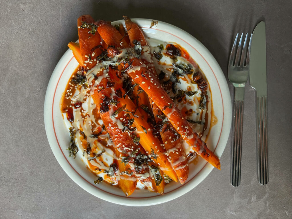 Miso Möhren, Tahin, Joghurt, Noriflocken, Sesam