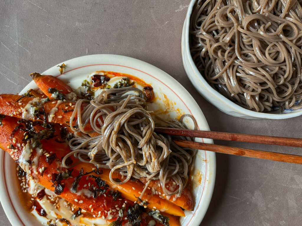 Miso-Möhren, Sobanudeln, japanisch-levantinische Küche