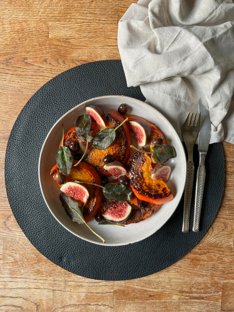 Kürbis, herbstliche Vorspeise, Tischset, Ledertischset, Feigen, Salbeibutter