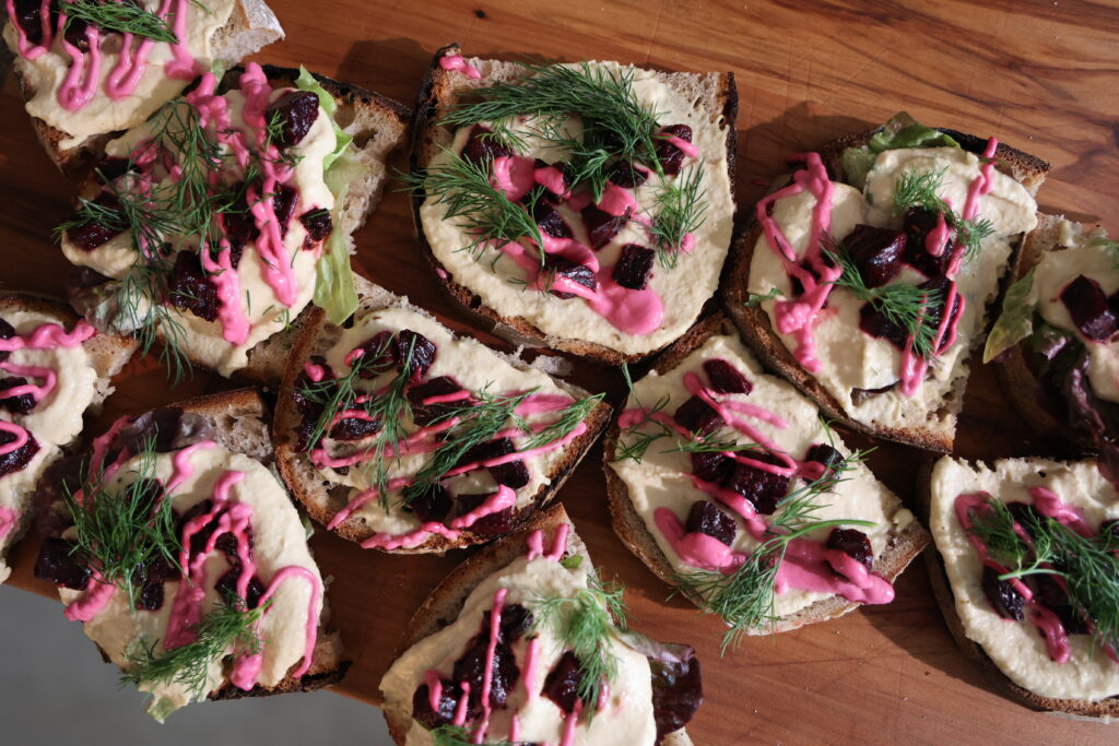 Hummus, Rote Bete, belegtes Brot, Dill