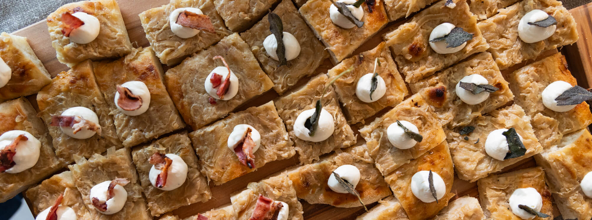 Zwiebelkuchen, Schmandcreme, Speck und Salbei