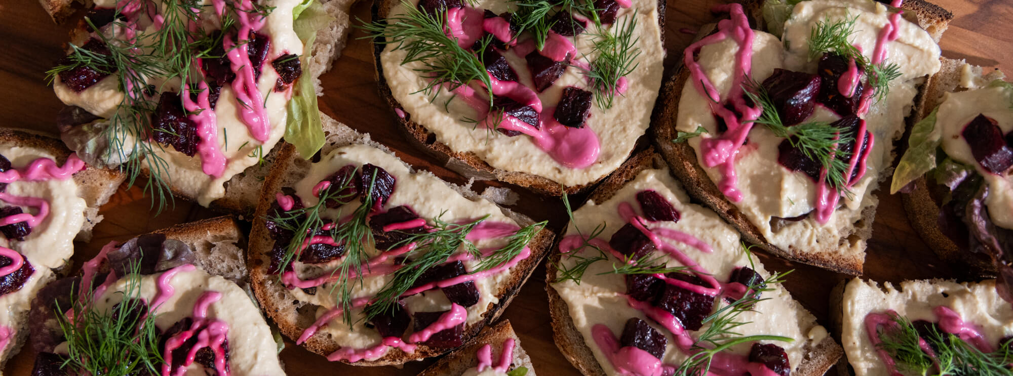 Rote Bete, Hummus, belegtes Brötchen, kaltes Häppchen