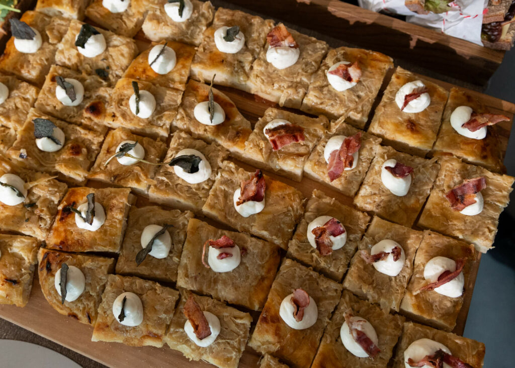 Zwiebelkuchen, Schmandcreme, Salbei, Speck