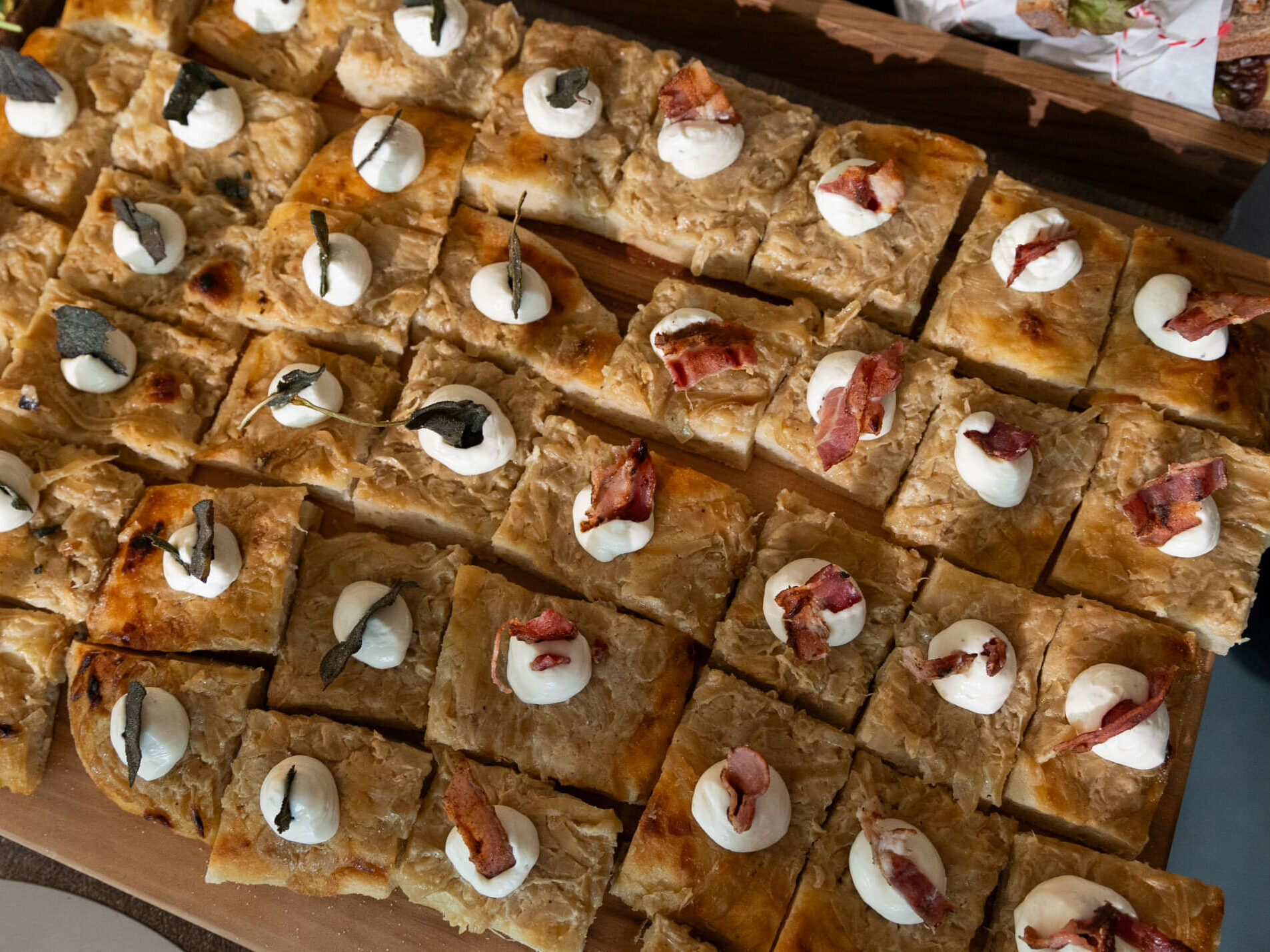 Zwiebelkuchen, Schmandcreme, Salbei, Speck