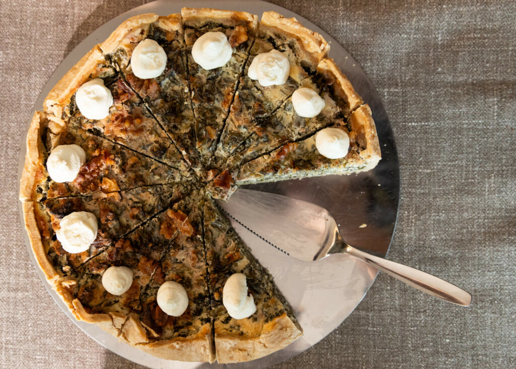 Grünkohlquiche, Fetacreme, Walnuss