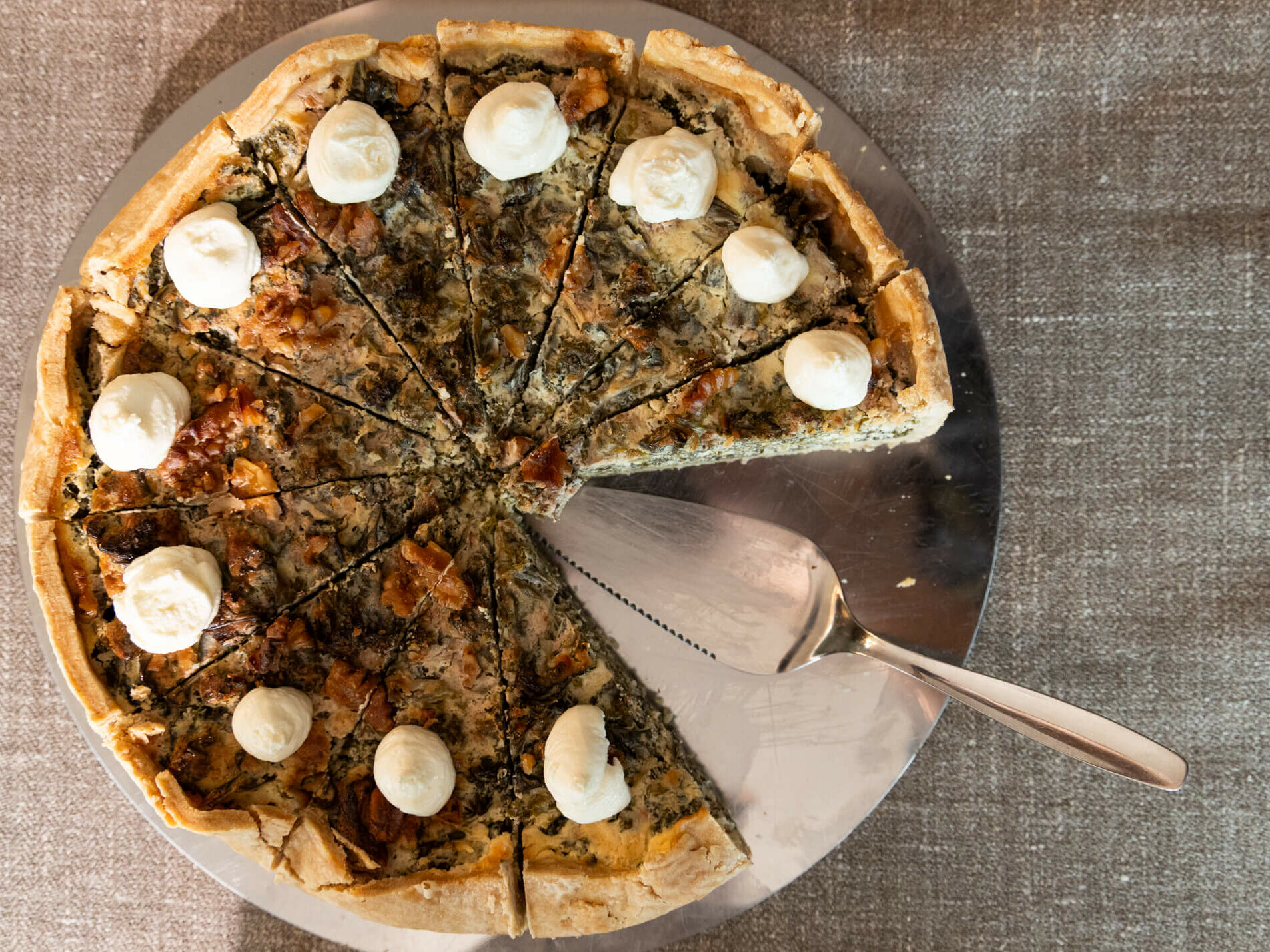 Grünkohlquiche, Fetacreme, Walnuss