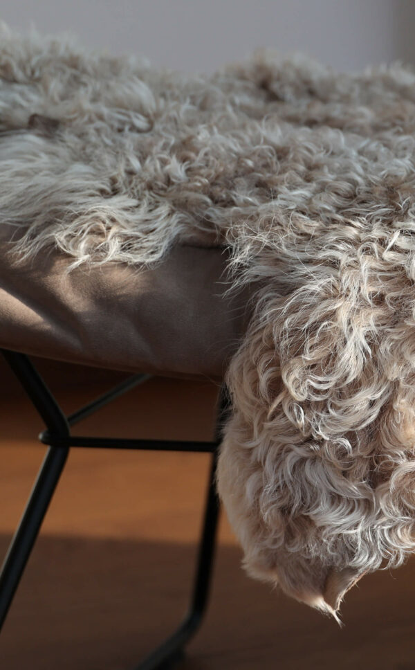 Deko Lammfell Locken, gelocktes Dekofell, Schaffell taupe, echtes Lammfell, Wunschleder HOME | Wunschleder