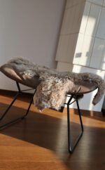 Deko Lammfell Locken, gelocktes Dekofell, Schaffell taupe, echtes Lammfell, Wunschleder HOME | Wunschleder