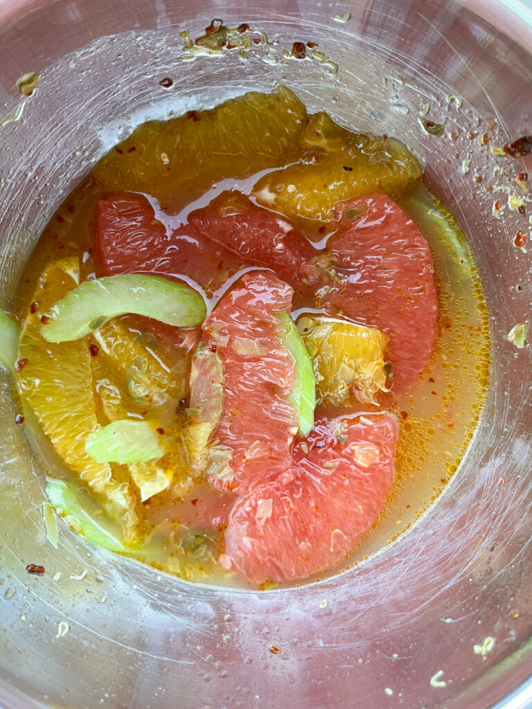 Zitrussalat aus Orangen, Grapefruit und Sellerie