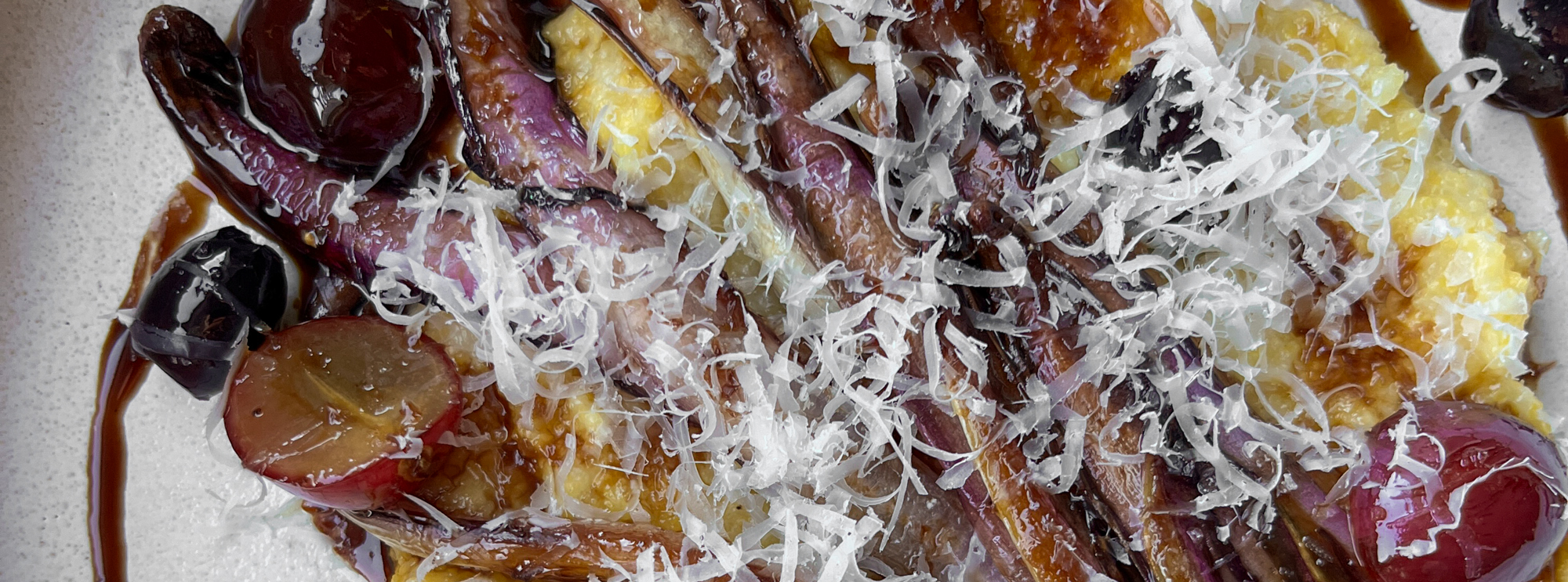 cremige Polenta mit gebratenem Radicchio, Weintrauben, Thymian und Parmesan